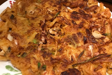 노릇노릇한 김치전 한 접시